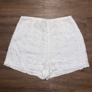 High-waisted White Floral Lace Shorts 🐣